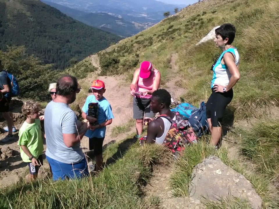 Elhadki, Debako familiarekin