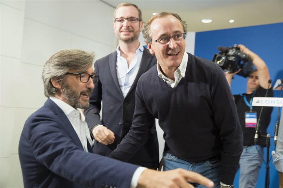 Alfonso Alonso eta Iñaki Oyarzabal. Argazkia: EFE.