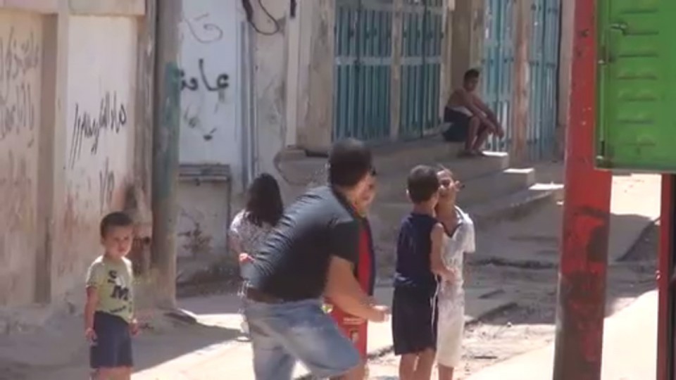 Niños juegan en un gris campo de refugiados, en Belén. Foto: EiTB. 