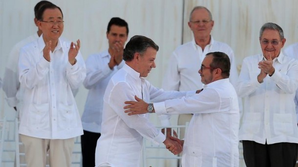 Juan MAnuel Santos y Timochenko recibirán el premio Gernika. Foto: Efe. 