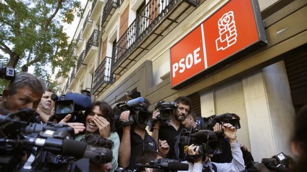 Periodistas en la sede del PSOE, en Ferraz. EFE