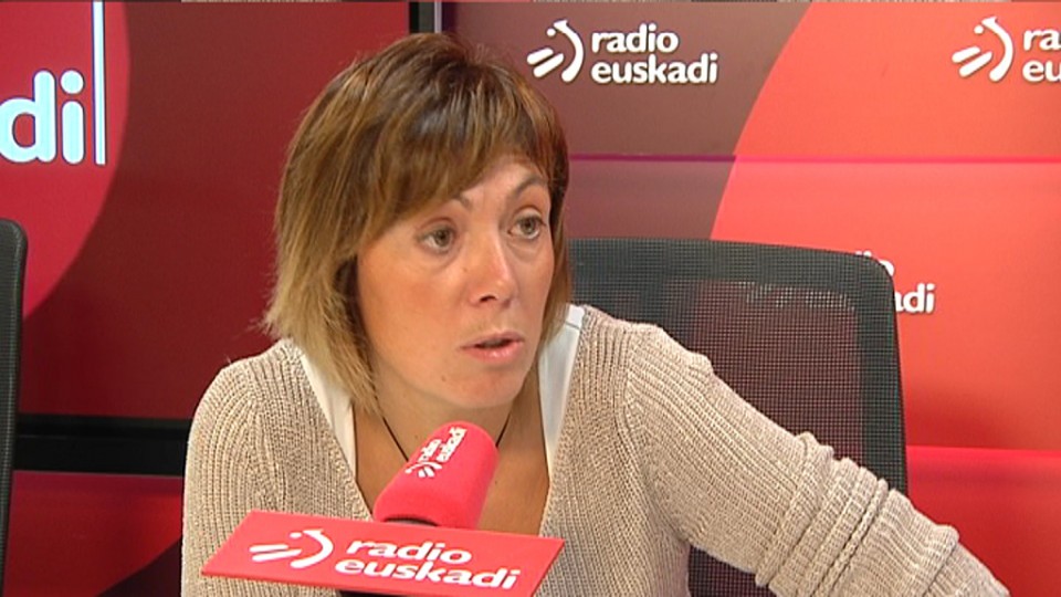 Miren Larrion, Radio Euskadiko elkarrizketan. Argazkia: EiTB.