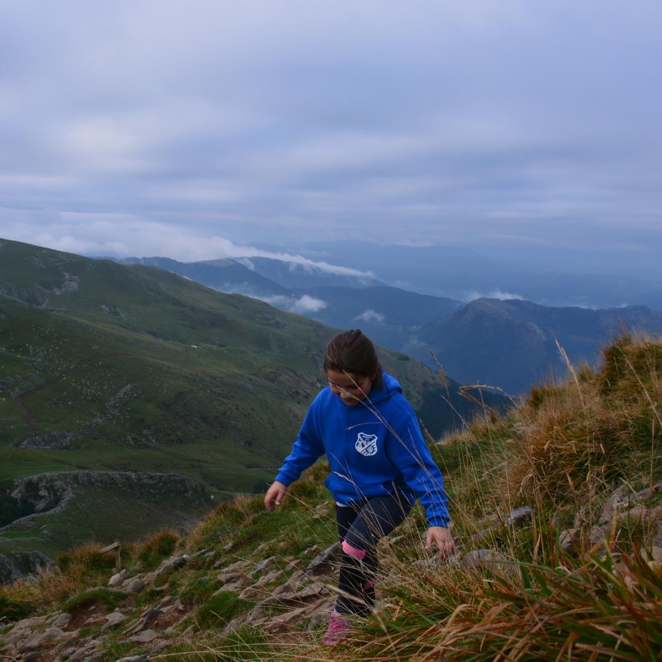 Nahia ordiziar gaztea Txindokira iristen. Txomin Rezolaren argazkia.