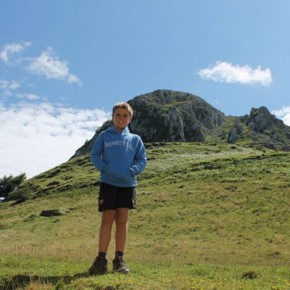 Antton Artetxeren semeetako bat Hernion