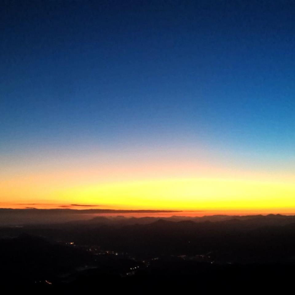 Egunsentia Hernioko gailurrean. Lorea Berasategiren argazkia.