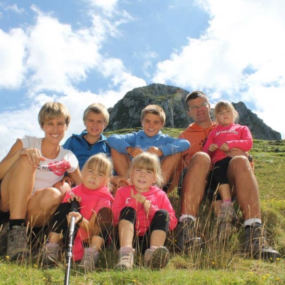 Nagore Aramendi eta Antton Artetxe familiarekin Hernion