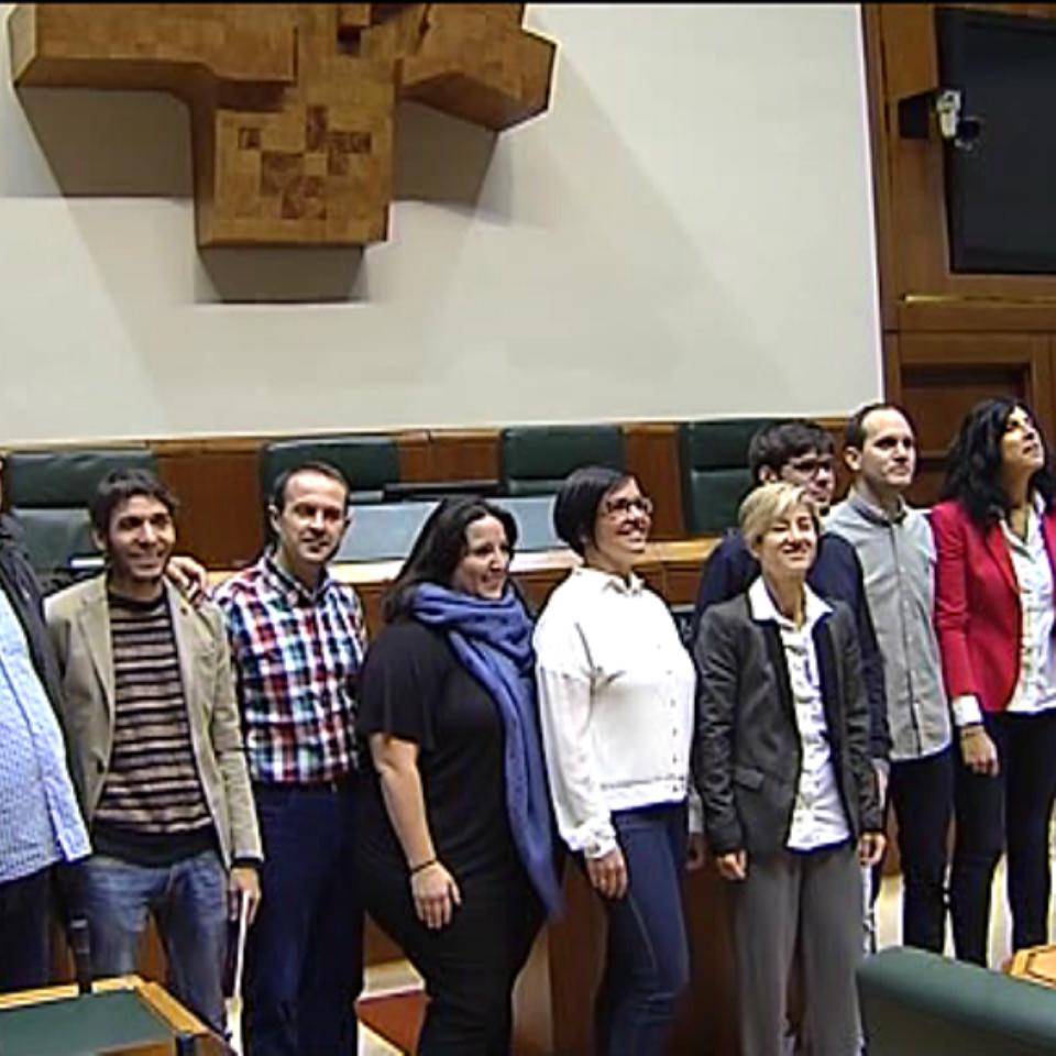 Los once parlamentarios de Elkarrekin Podemos han recogido sus actas. Foto: EiTB