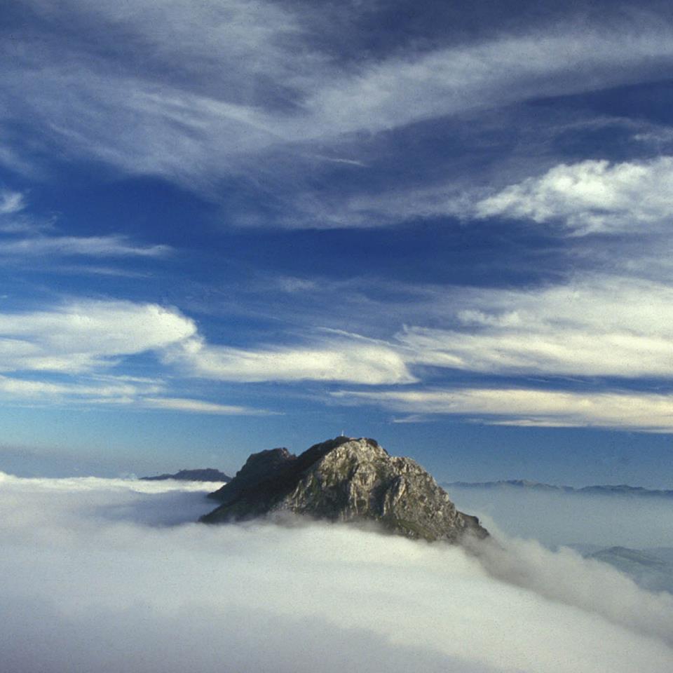 Hernio mendiko tontorra lainoz inguratua. Juan Jose Agirre