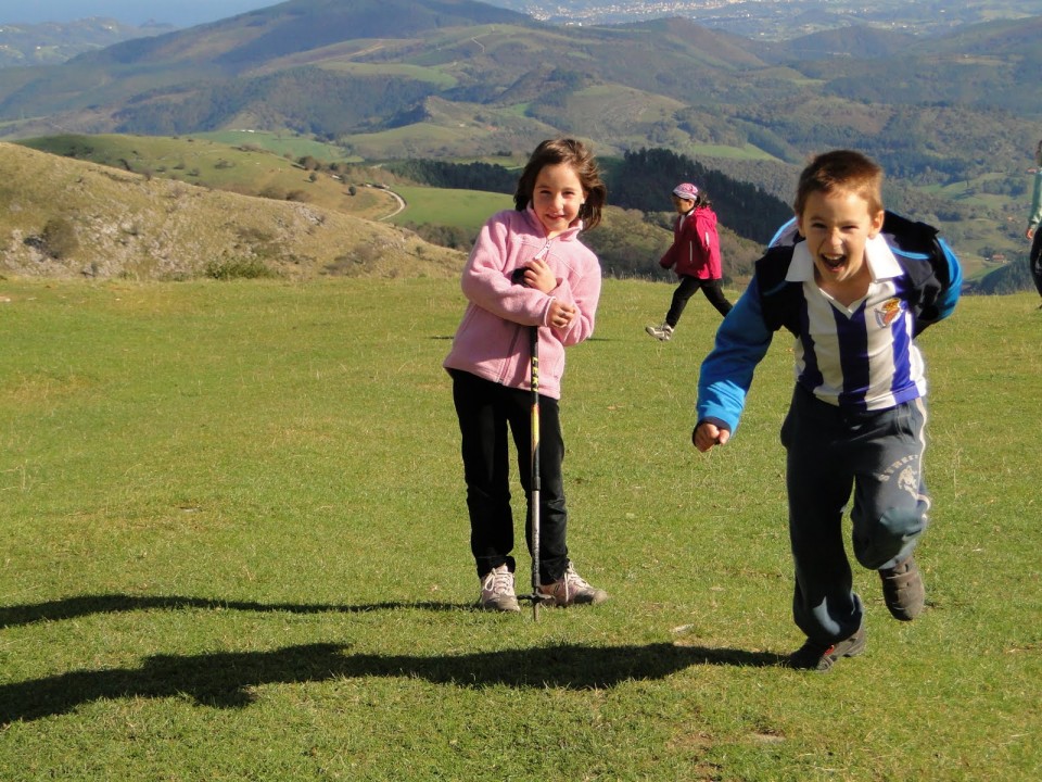 Haurrak Herniora bidean jolasean. Iñaki Muniainen argazkia