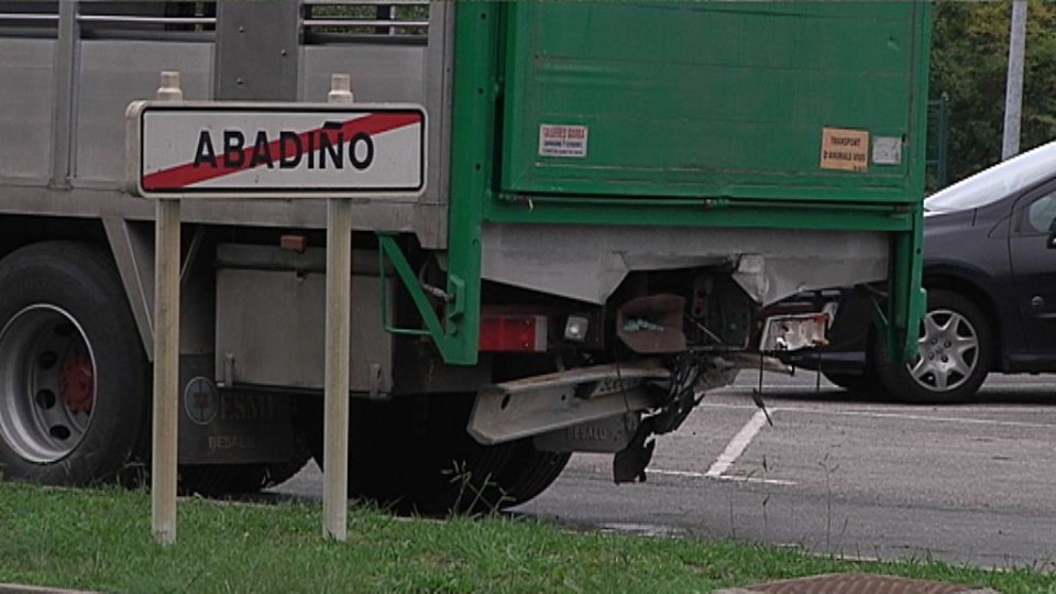 Gasolindegi batean aparkatuta zegoen kamioi baten kontra jo du auto batek. Argazkia: EiTB