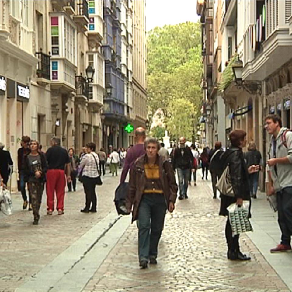 Varias personas pasean por una calle de Bilbao, en imagen de archivo