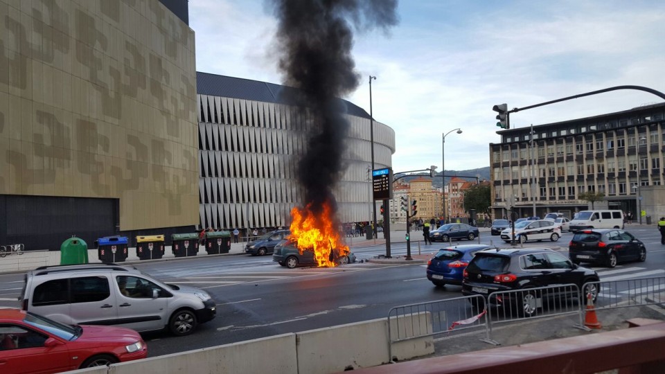 Un coche arde frente a San Mamés