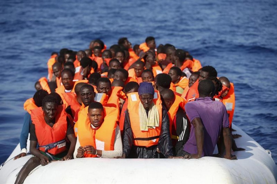 Inmigrantes en una embarcación en el Mediterráneo.