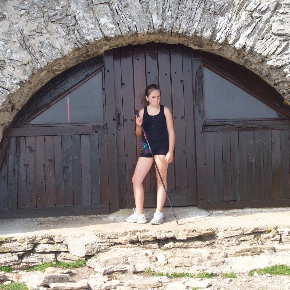 Naiara Mantzizidor San Donato ermitaren aurrean.