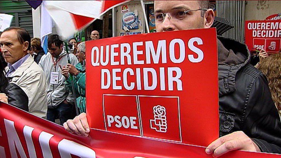 Manifestación frente a la sede del PSOE. Foto: EFE