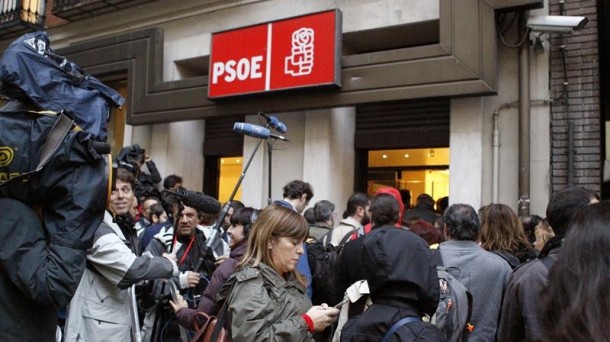 Multitud de medios, en la entrada de la sede del PSOE en Ferraz. Foto: EFE