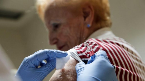 Imagen de archivo de una mujer recibiendo la vacuna contra la gripe. EFE