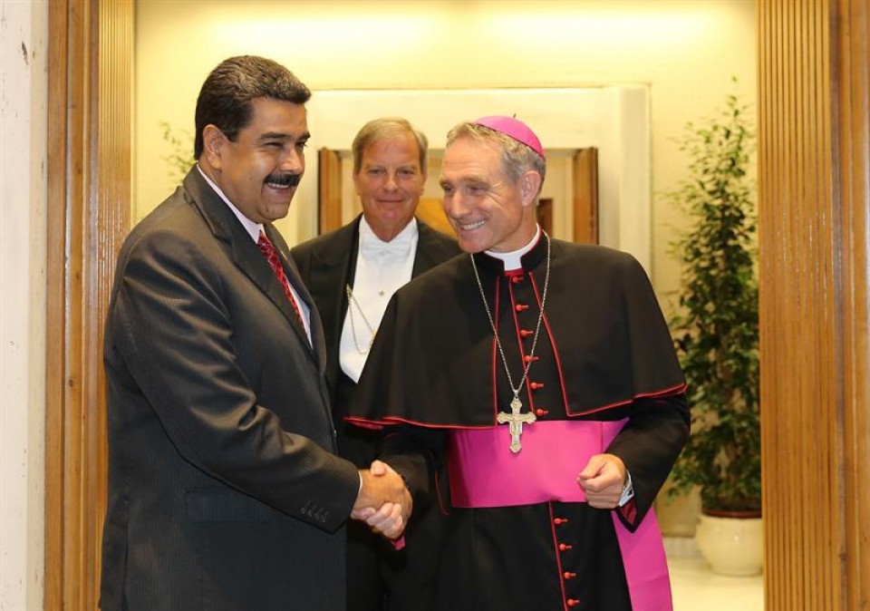 Nicolás Maduro es recibido por el presbíterio italiano Guido Marini. Foto: EFE