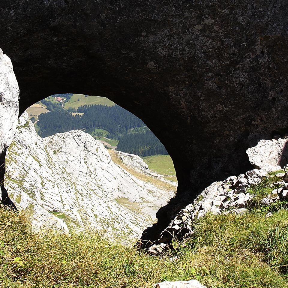 Anbotora bidean. Ion Otxoaren argazkia.