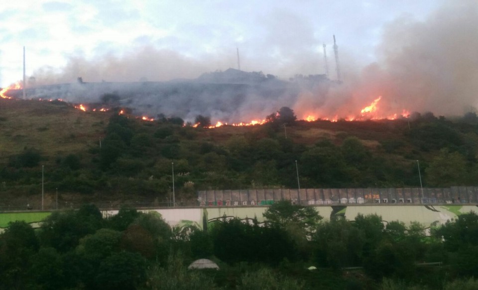 Fotos: Incendio en el monte Banderas de Bilbao. Foto: Radio Euskadi