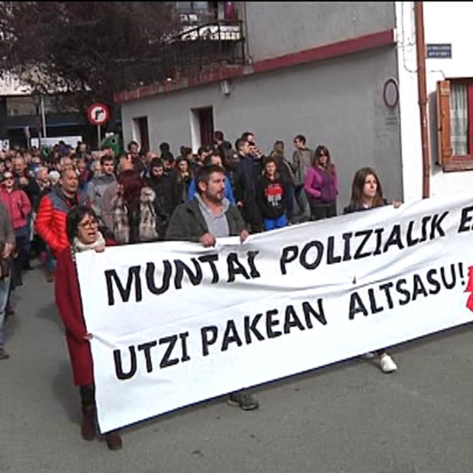 Vecinos de Alsasua protestan contra la detención de los jóvenes. Foto de archivo: EiTB