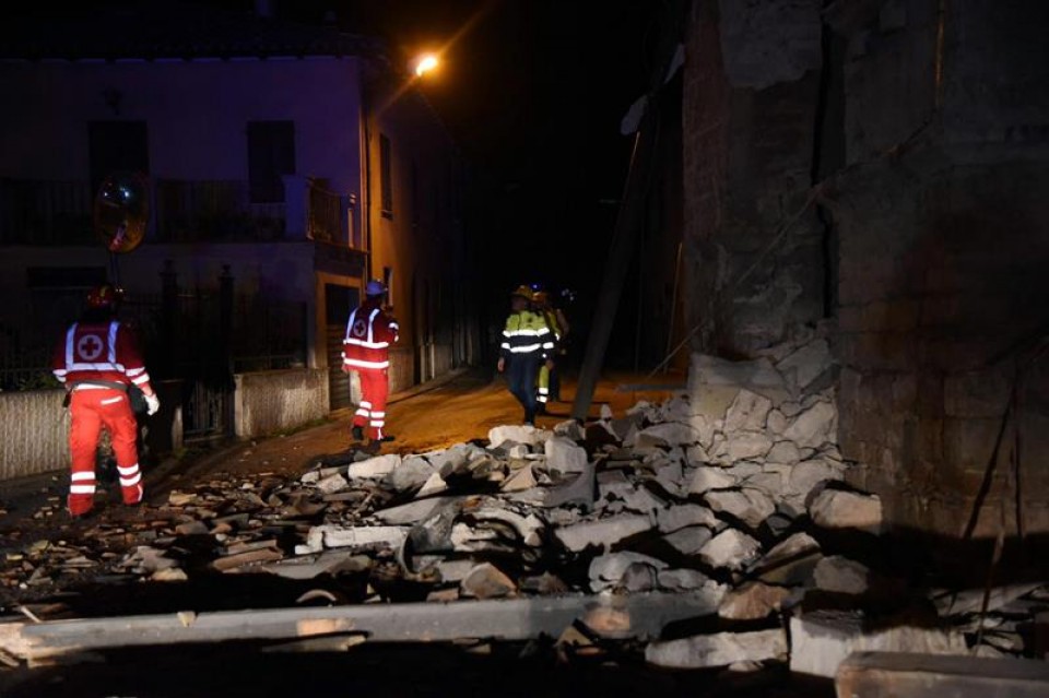 Lurrikararen ondorioz eraikin batzuk erori dira Italian. Argazkia: EFE