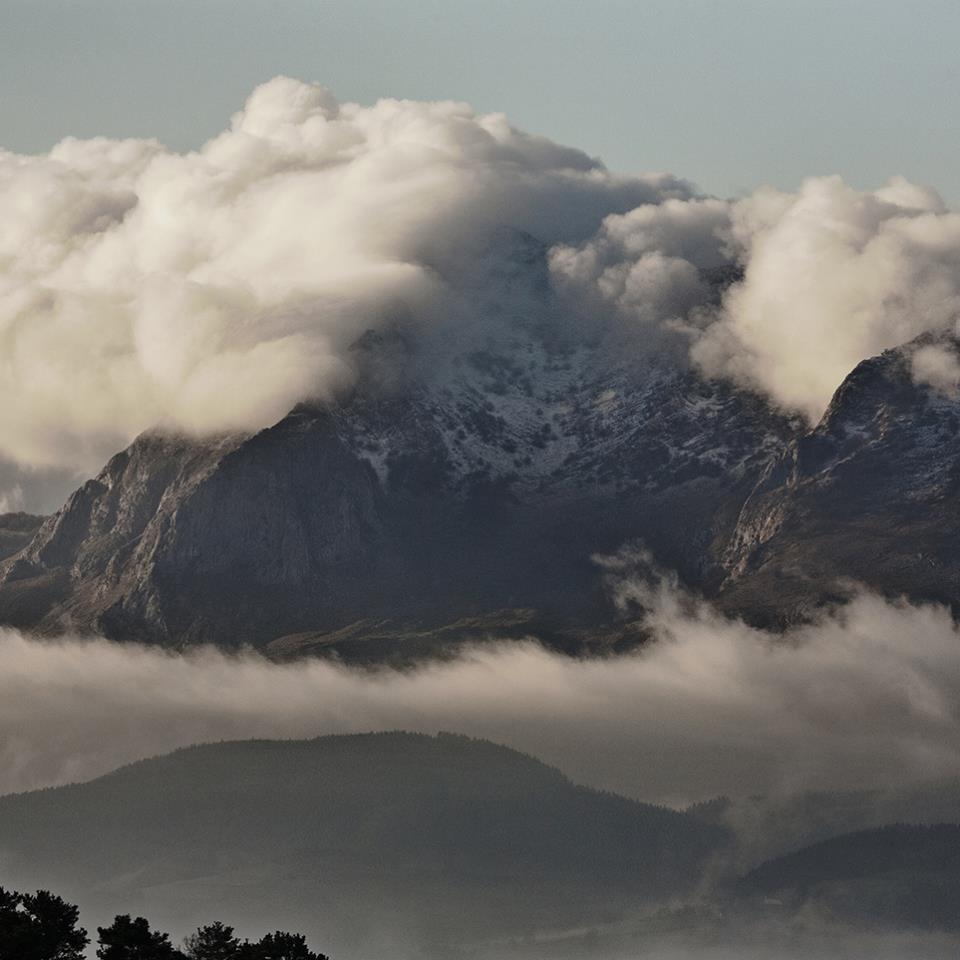 Anboto laino artean Oiz menditik ikusita. Imanol Aragonen argazkia.