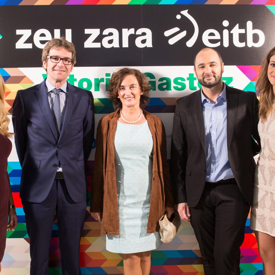 Reyes Prados, Gorka Urtaran, alcalde de Vitoria; Maite Iturbe, directora de EiTB; Urko Aristi y June Ansoleaga. Foto: EiTB