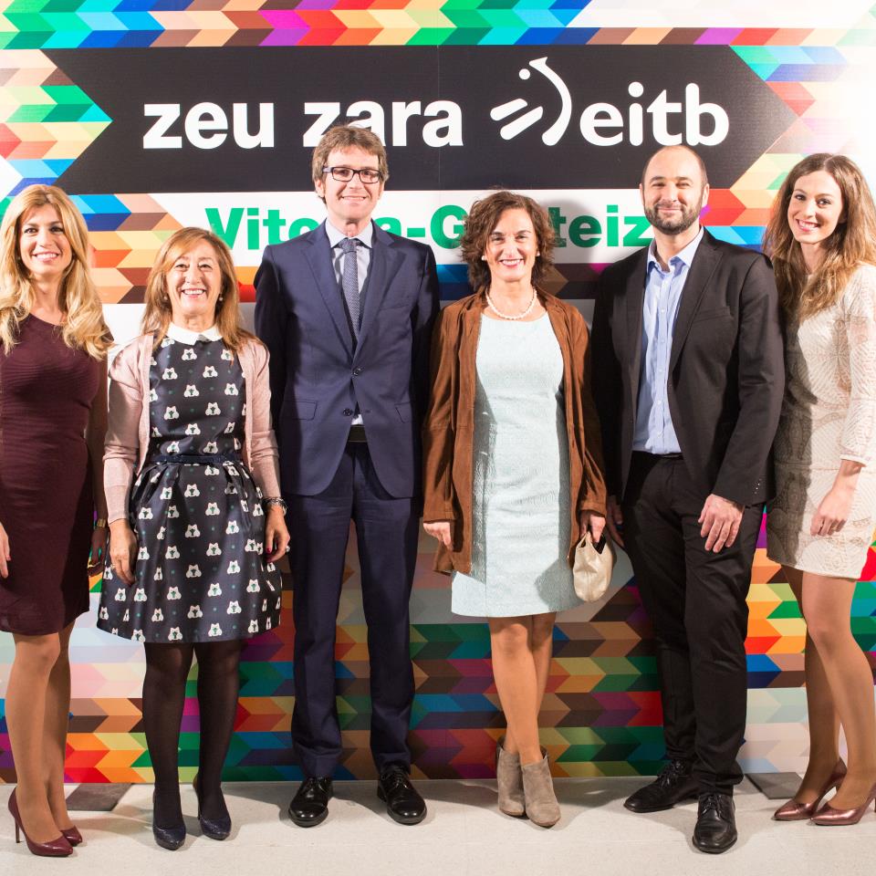 Reyes Prados, Pilar García de Salazar Olano, teniente diputado general; Gorka Urtaran, alcalde de Vitoria; Maite Iturbe, directora de EiTB; Urko Aristi y June Ansoleaga. Foto: EiTB