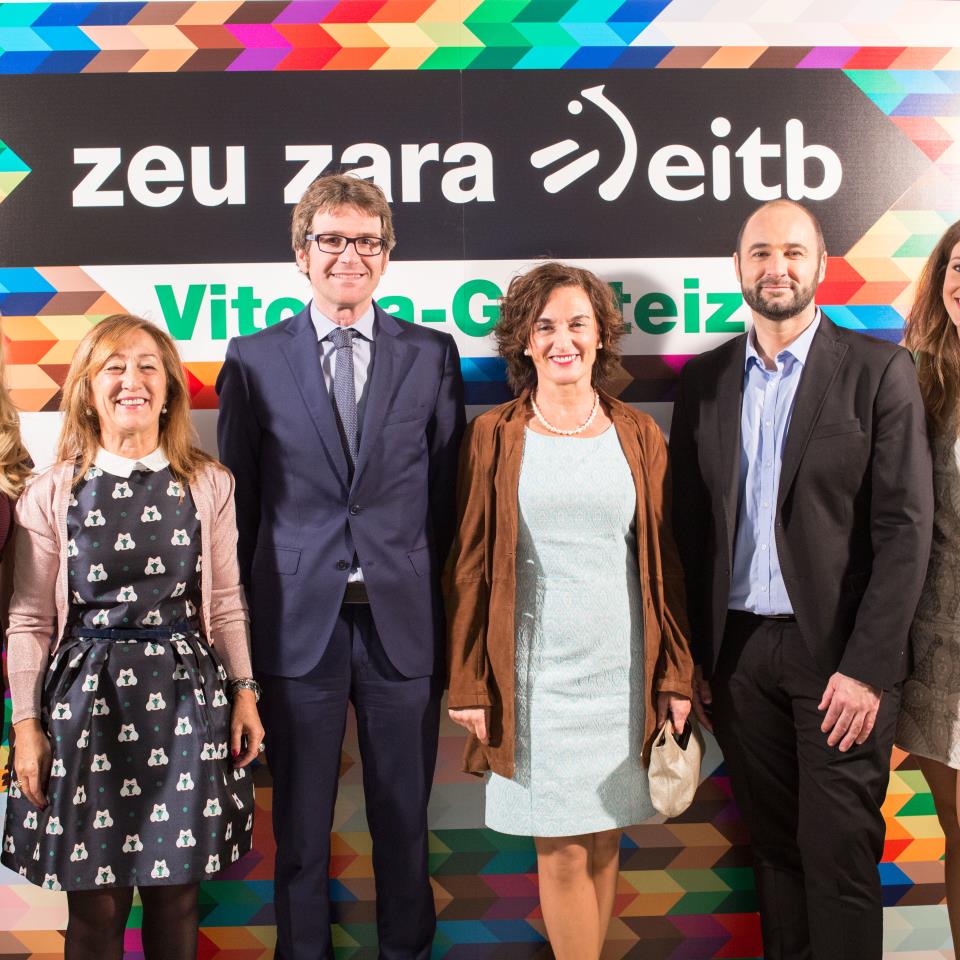 Reyes Prados, Pilar García de Salazar Olano, teniente diputado general; Gorka Urtaran, alcalde de Vitoria; Maite Iturbe, directora de EiTB; Urko Aristi y June Ansoleaga. Foto: EiTB