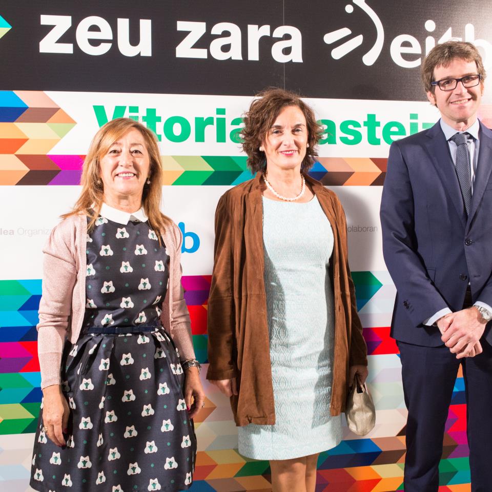 Pilar García de Salazar Olano, teniente diputado general; Maite Iturbe, directora de EiTB y Gorka Urtaran, alcalde de Vitoria. Foto: EiTB