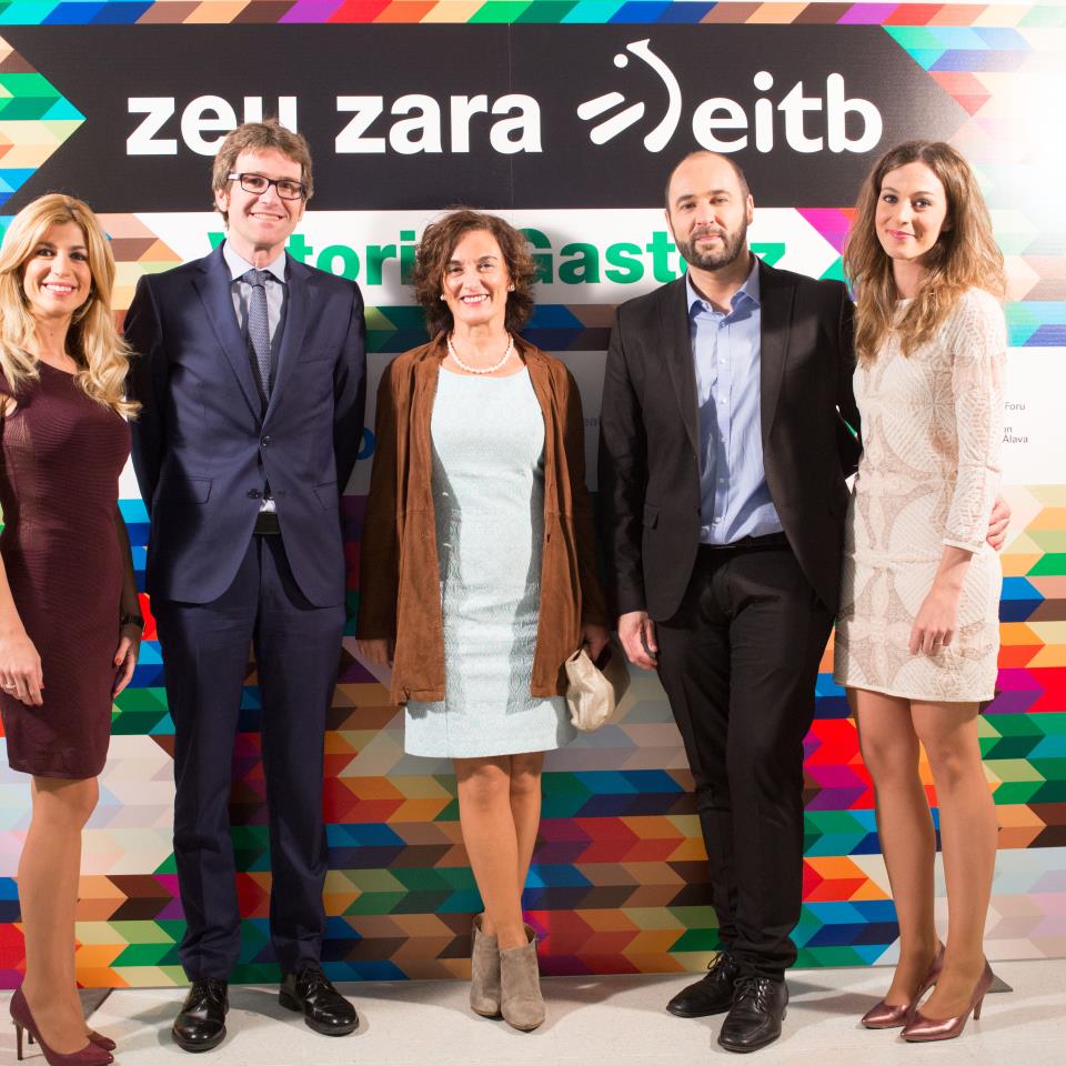 Reyes Prados, Gorka Urtaran, alcalde de Vitoria; Maite Iturbe, directora de EiTB; Urko Aristi y June Ansoleaga. Foto: EiTb