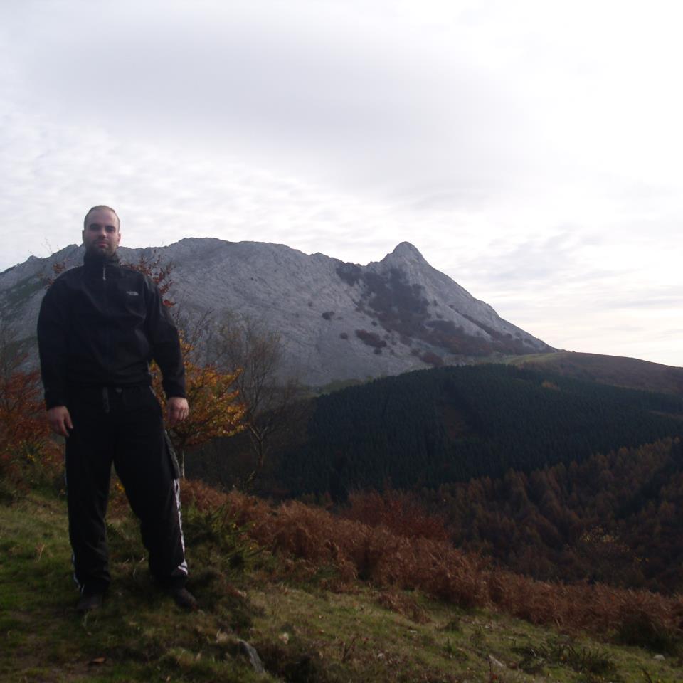 Eneko Iradier Anboto atzean duela