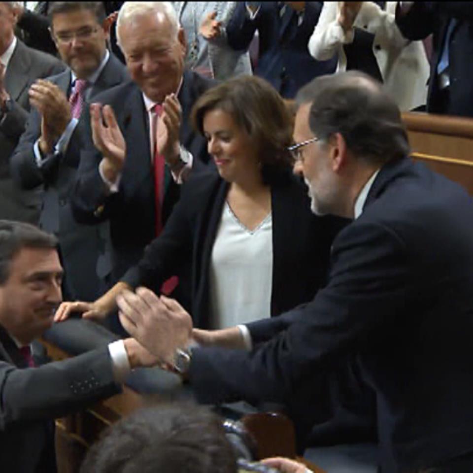 Esteban saluda a Rajoy tras la sesión de investidura. Foto: EiTB