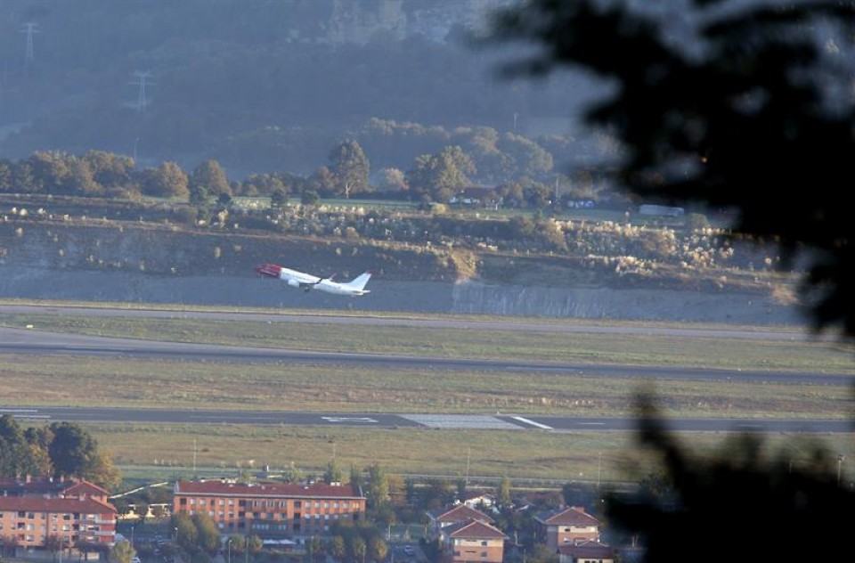 Un avión despega desde el aeropuerto de Bilbao. EFE