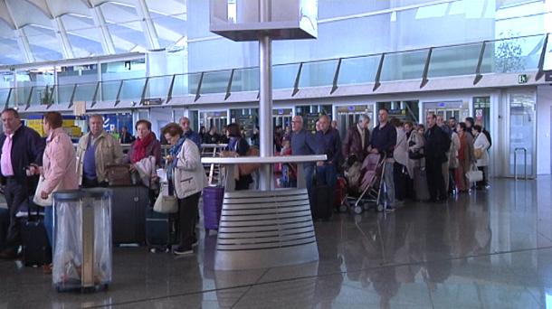 Varios viajeros esperan para embarcar en el aeropuerto de Loiu. Foto de archivo: EiTB