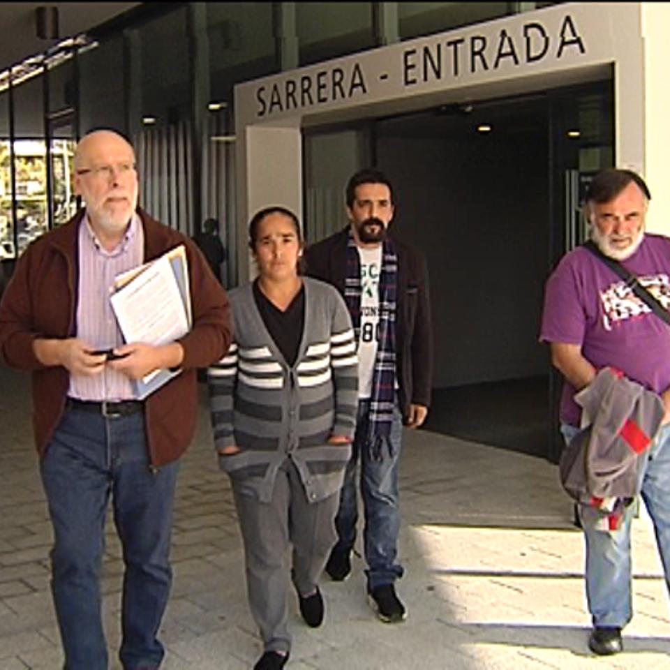 Integrantes de la familia de 'Los Pichis' a su salida del Ayuntamiento. Foto: EiTB