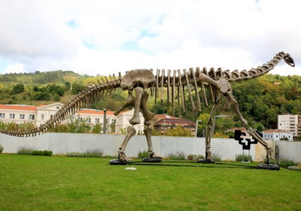Zientziaren astea dela eta Bilbon jarritako dinosauroa, Europako handiena. Argazkia: @zientziaAstea