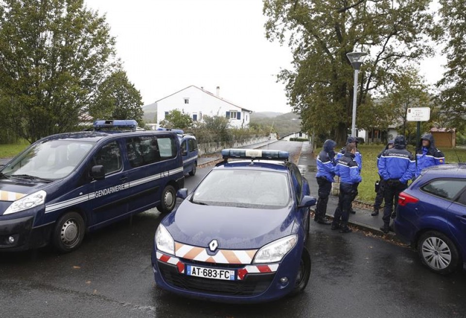 Operación policial en Azkaine. Foto: EFE