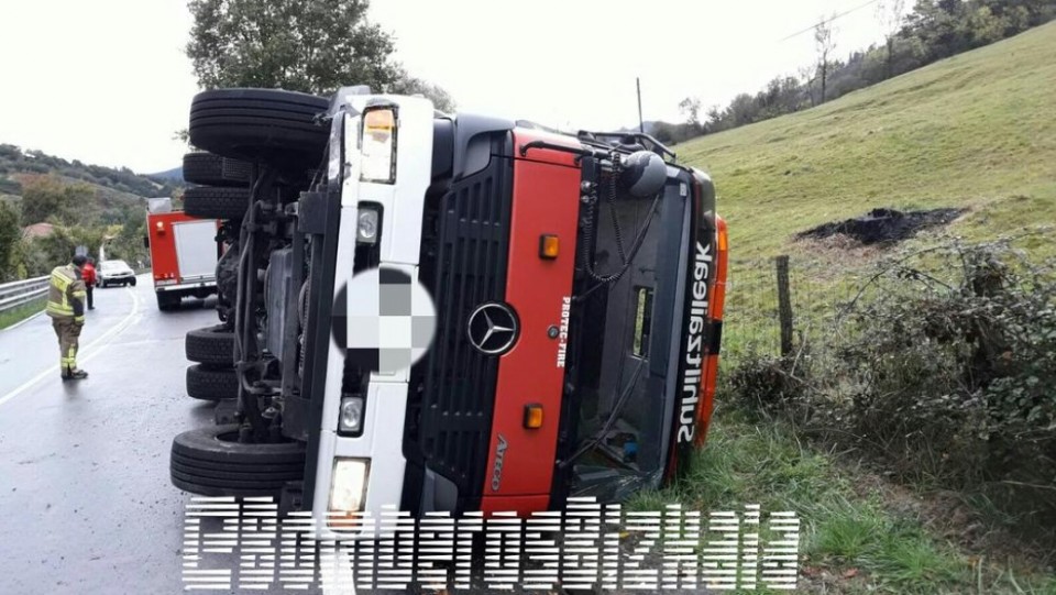 Camión de Bomberos accidenteando en Sopuerta. Foto: @BomberosBizkaia