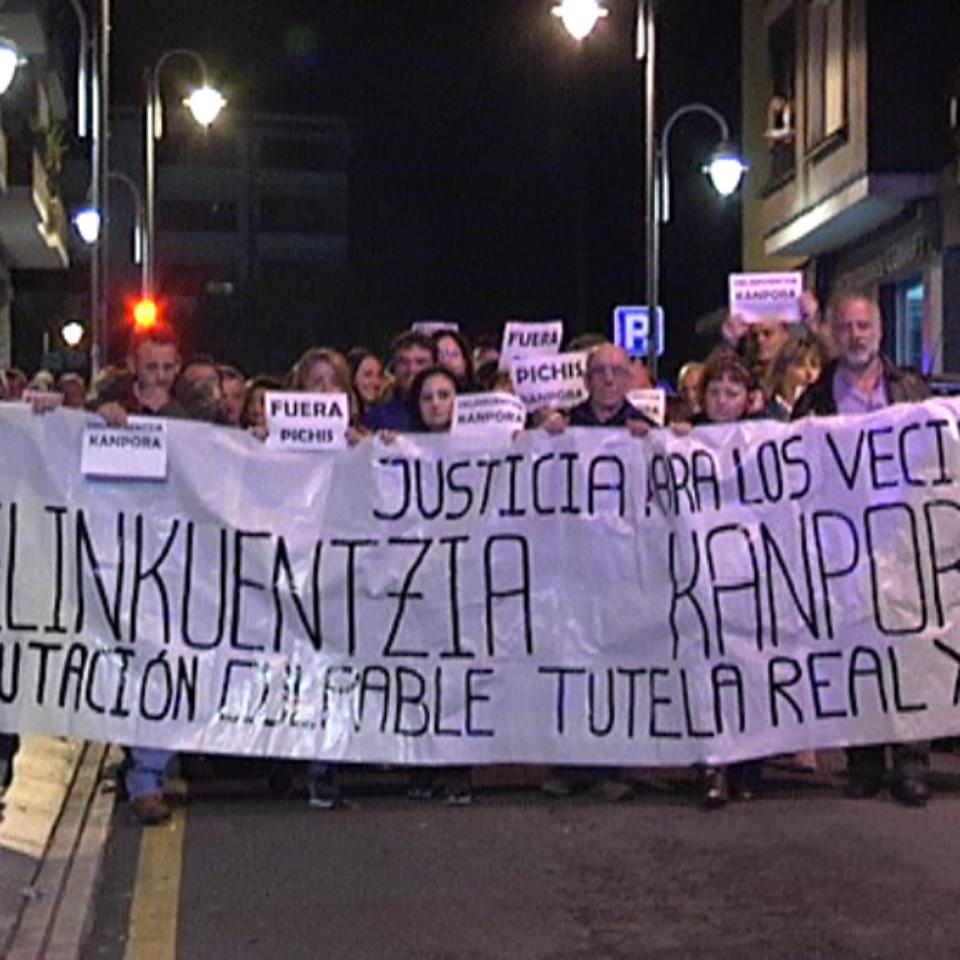 Vecinos de Ollerías se manifiestan contra 'Los Pichis' en Bilbao. Foto: EiTB