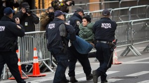 Trumpek dio 3 milioi etorkin deportatu edo kartzelaratuko dituela