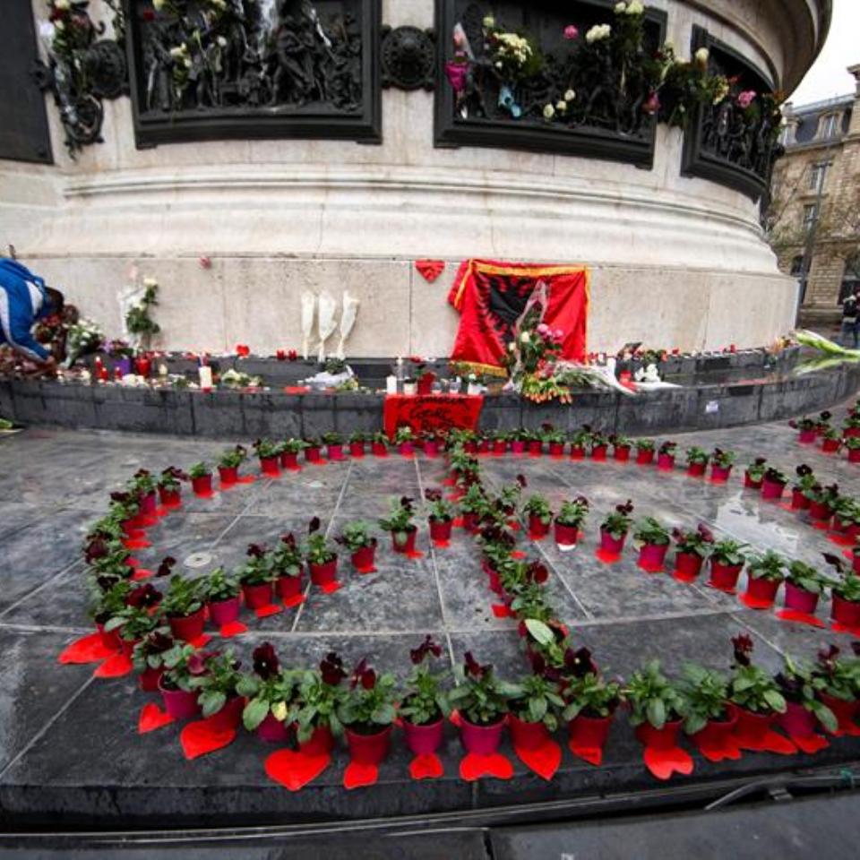 Flores en recuerto a las víctimas de los atentados en París. Fallecieron 130 personas. EFE. 