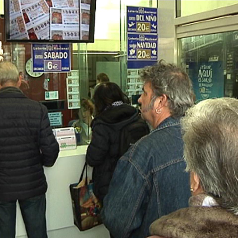 Usuarios hacen cola en una administración de lotería.