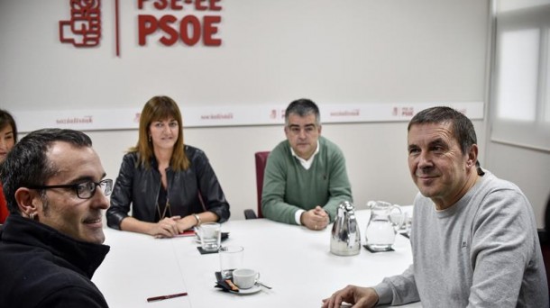 Representantes de EH Bildu y PSE-EE durante la reunión: Foto: EFE