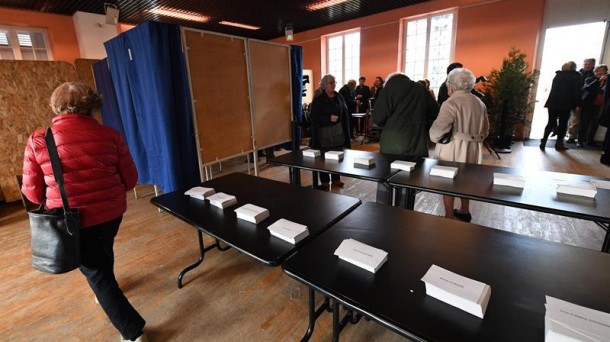 Los votantes participan en las primarias de la derecha francesa / EFE.