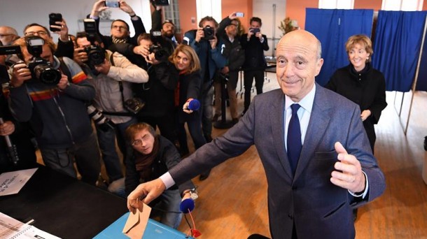 Juppé, votando en las primarias. Foto: EFE