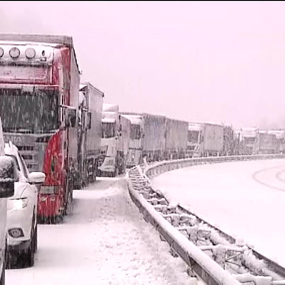 La nieve provoca numerosos atascos en las carreteras navarras