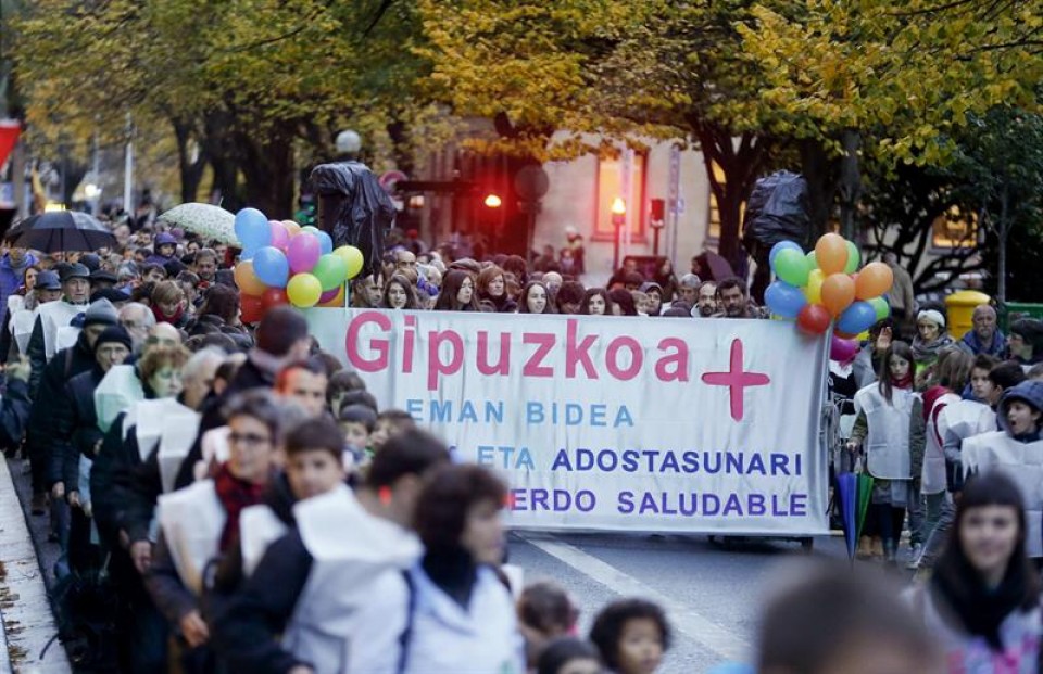 Manifestación convocada por la plataforma de padres contra la incineradora GuraSOS. Foto: EFE