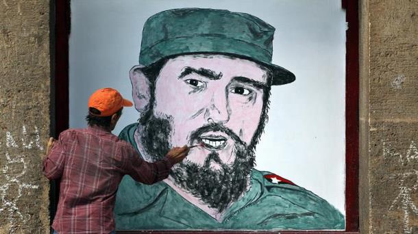 Un hombre pinta un mural de Castro en La Habana, el domingo. Foto: EFE